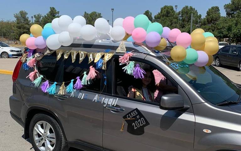 Con caravana de autos y la sana distancia celebran graduaci n en